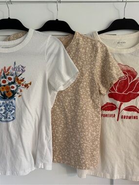 Bundle of 3 Old Navy Girls' Graphic Tees Size Small